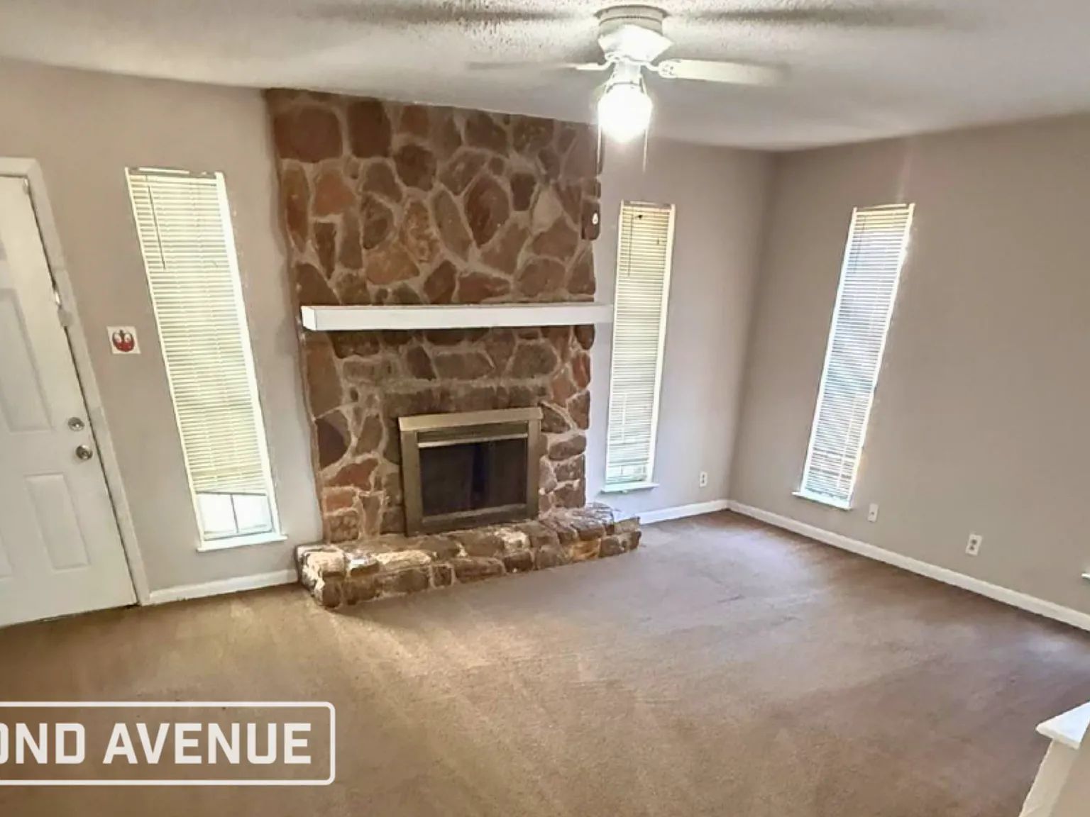 3 bed, 2.0 bath, 1798 sqft, $2,189 — Photo 2