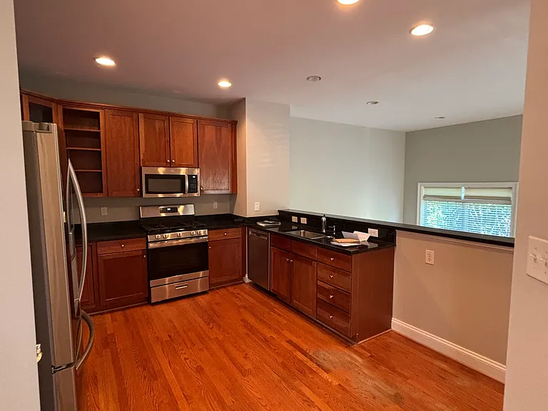 1045 Glenwood Station Ln — Photo 4