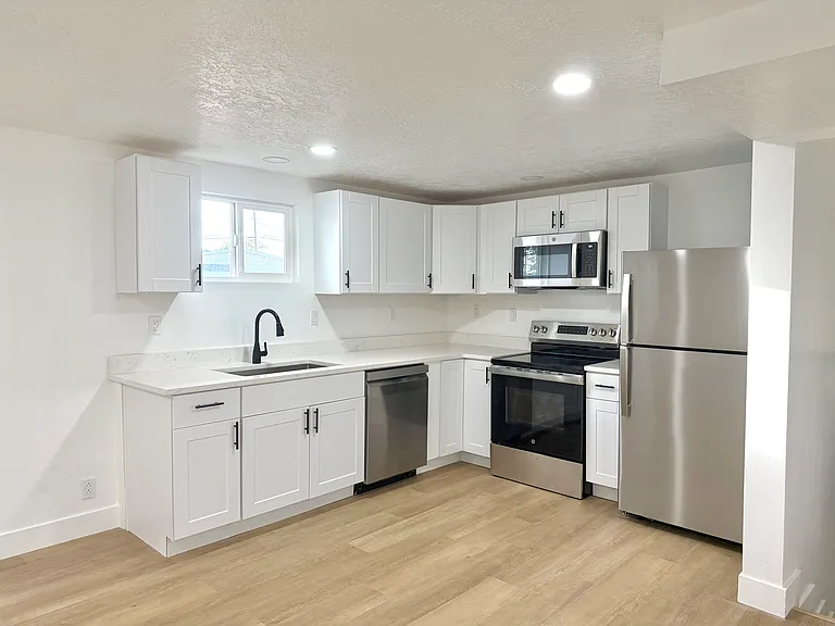6369 S Senoma Dr — Photo 2