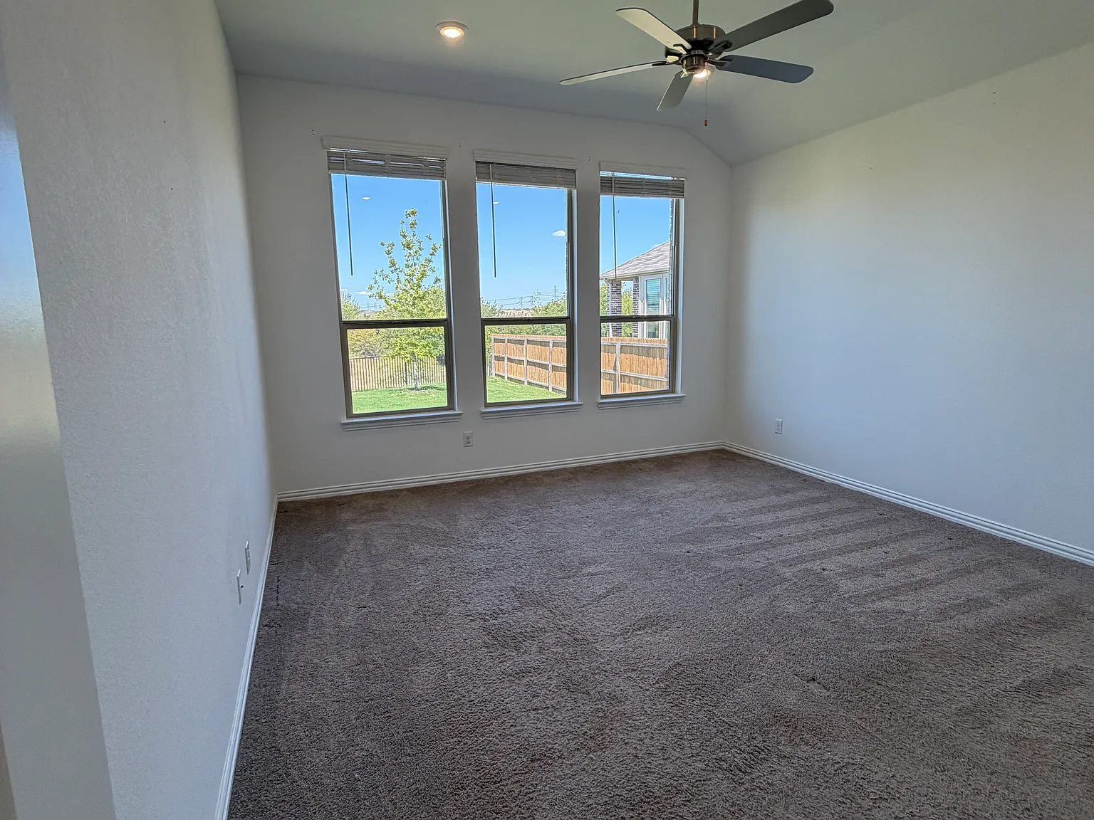 4 bed, 2371 sqft, $2,900 — Photo 2