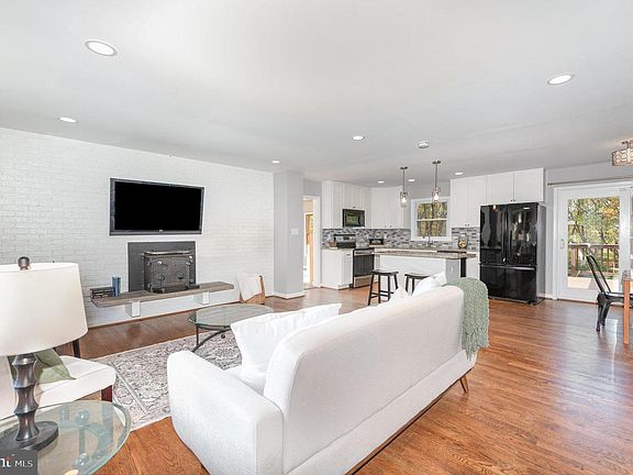 3rd image of 2510 Roy Ter