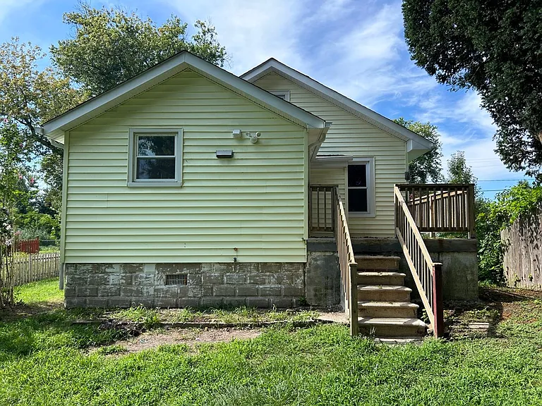 148 Charles Ave — Photo 10