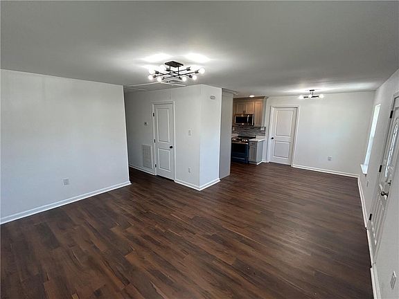 4th image of 7537 Devine Ave