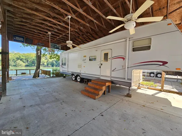 35 Boo Blvd, Falling Waters, WV 25419