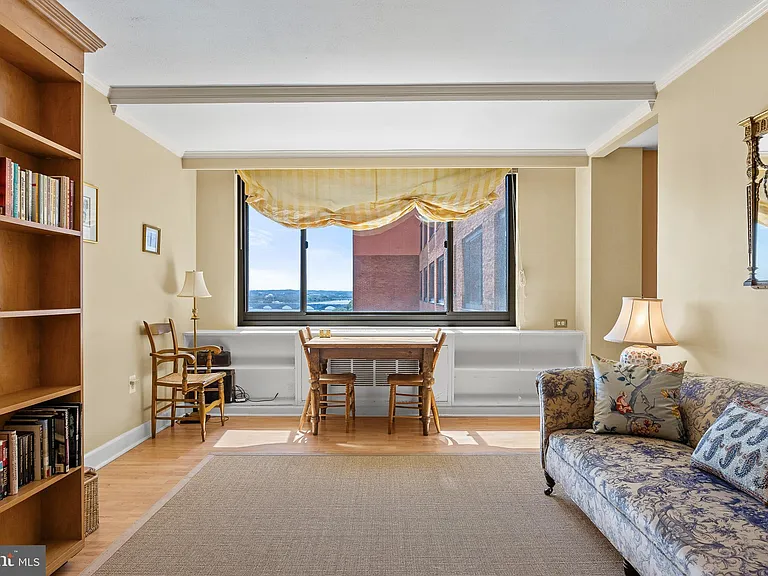 1021 Arlington Blvd #824 — Photo 3