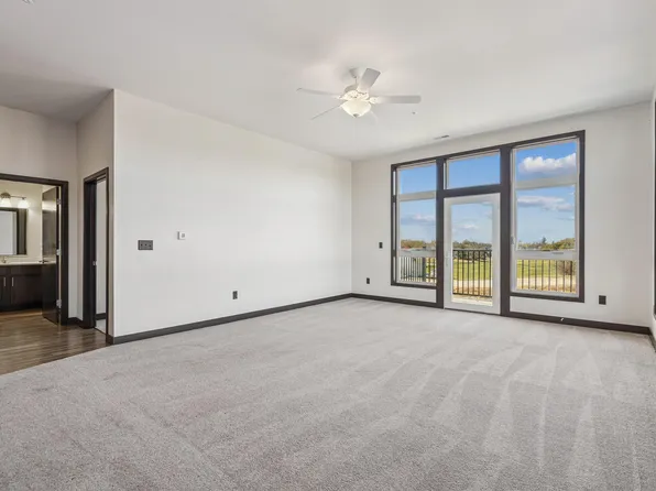 120 Twin Steeples Cir NE Unit 220, Dyersville, IA 52040