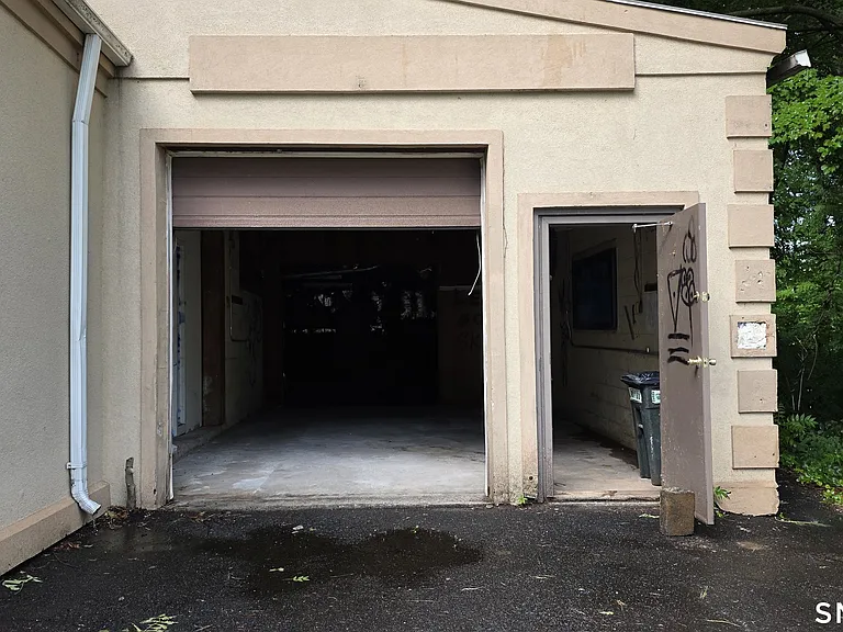 782 Center St — Photo 31