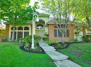 910 E Windsor Cir, Fresno, CA 93720