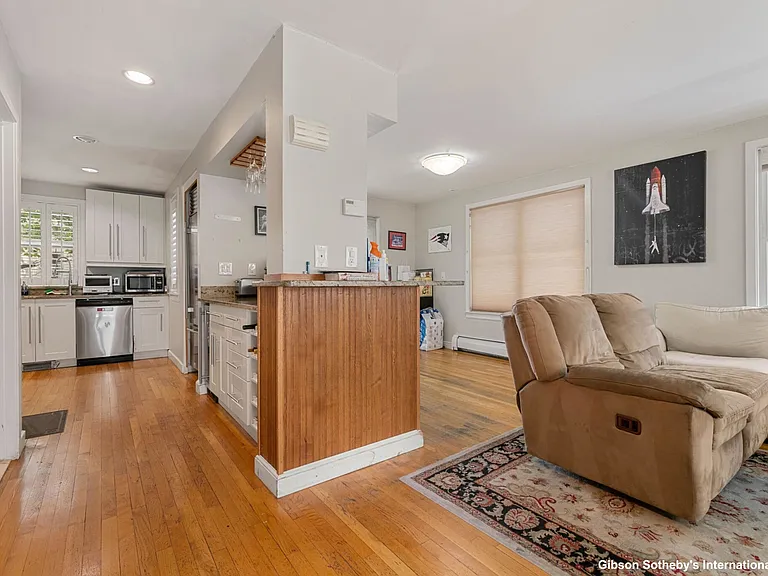 304 W 3rd St — Photo 12