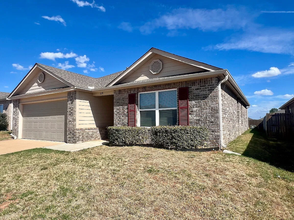 3 bed, 2.0 bath, 1420 sqft, $1,675 — Photo 2