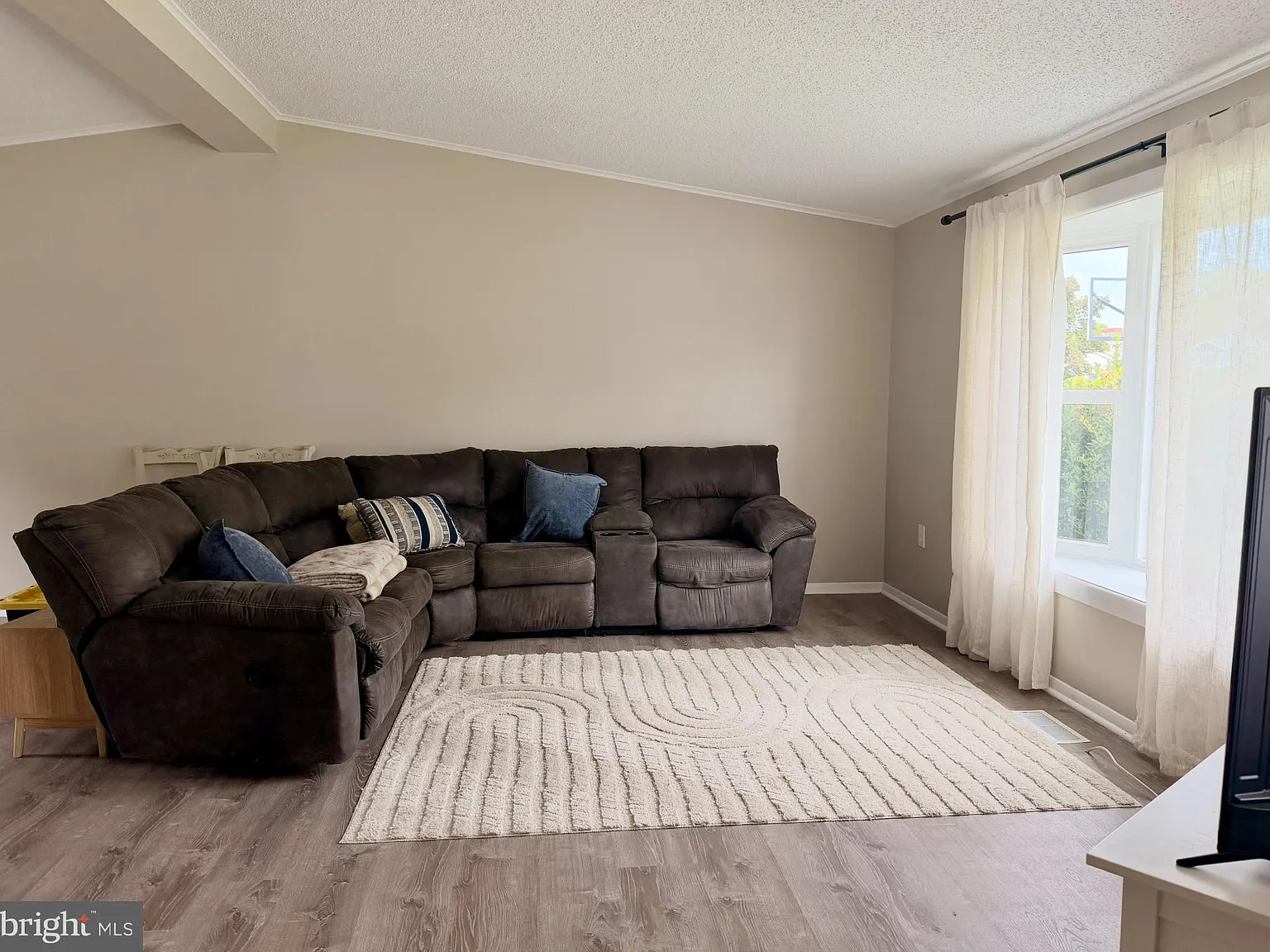 3 bed, 2.0 bath, 1378 sqft, $3,000 — Photo 2
