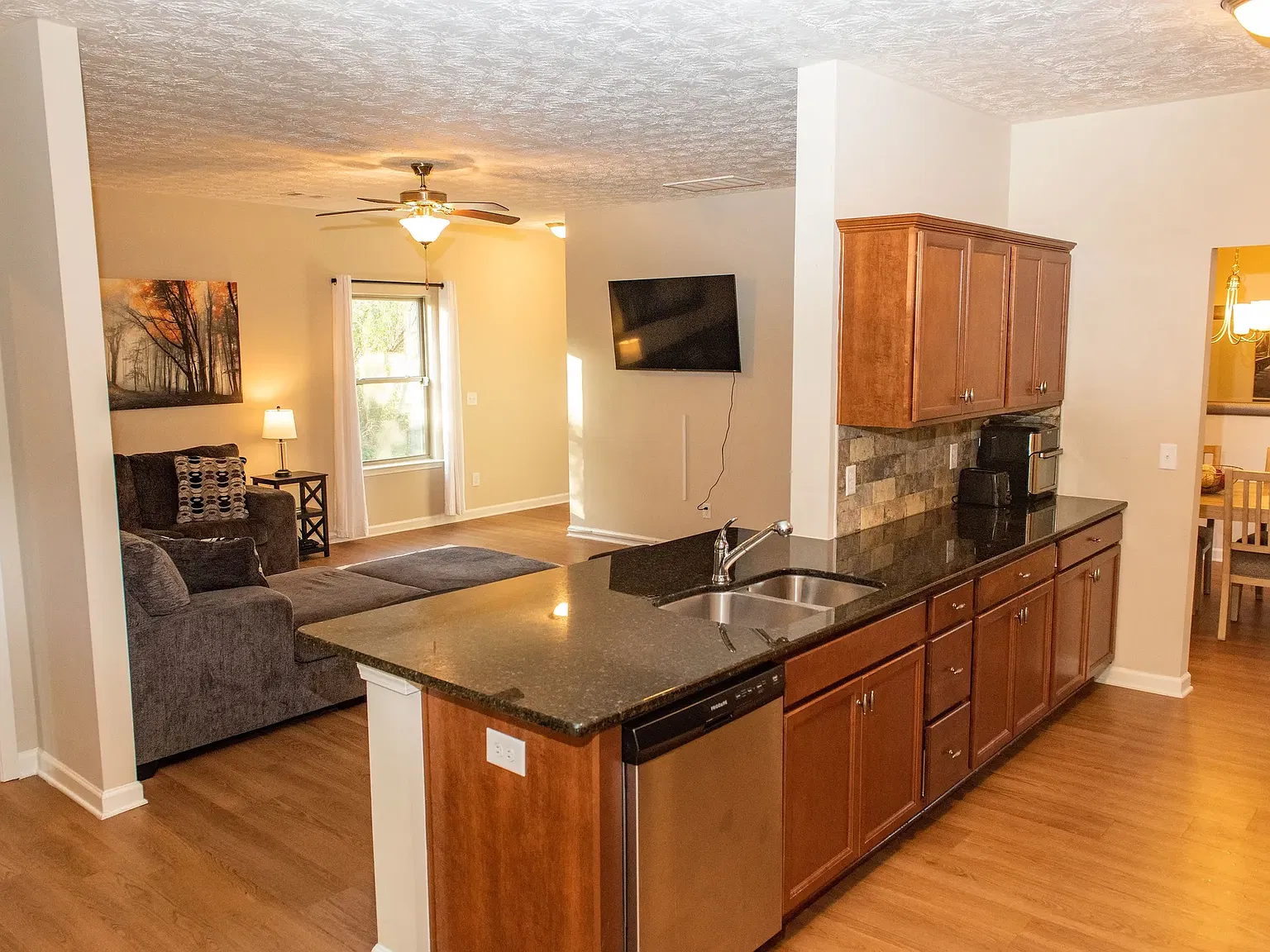 5 bed, 2438 sqft, $2,200 — Photo 2
