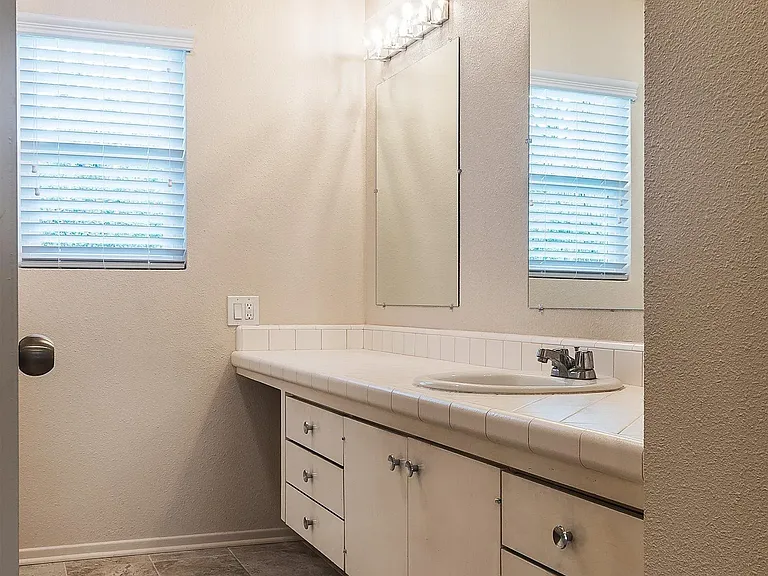 2401 Sagebrush Ct — Photo 10