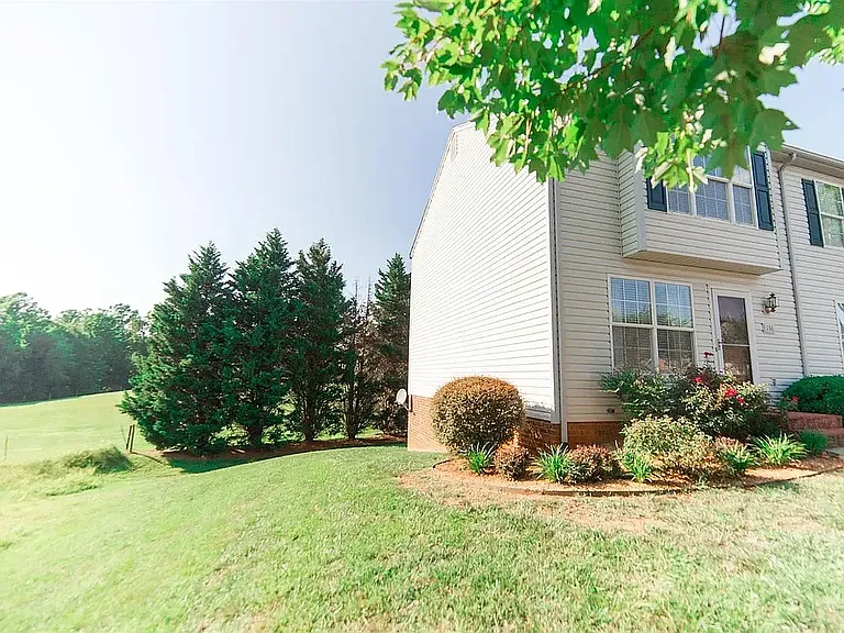 136 Mulberry Cir — Photo 2