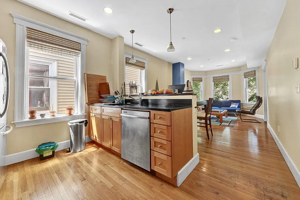 2 bed, 914 sqft, $4,350 — Photo 4