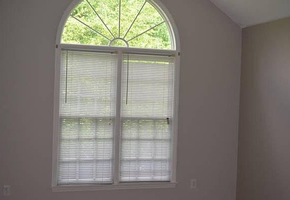 5th image of 4115 Chaucer Dr