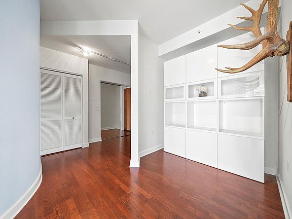 3rd image of 1235 S Prairie Ave #Gu290