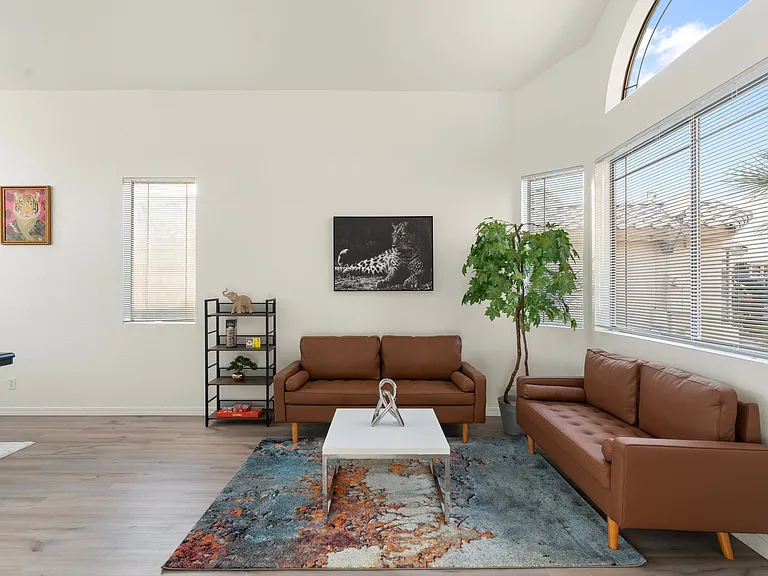 487 E Cantebria Dr — Photo 22