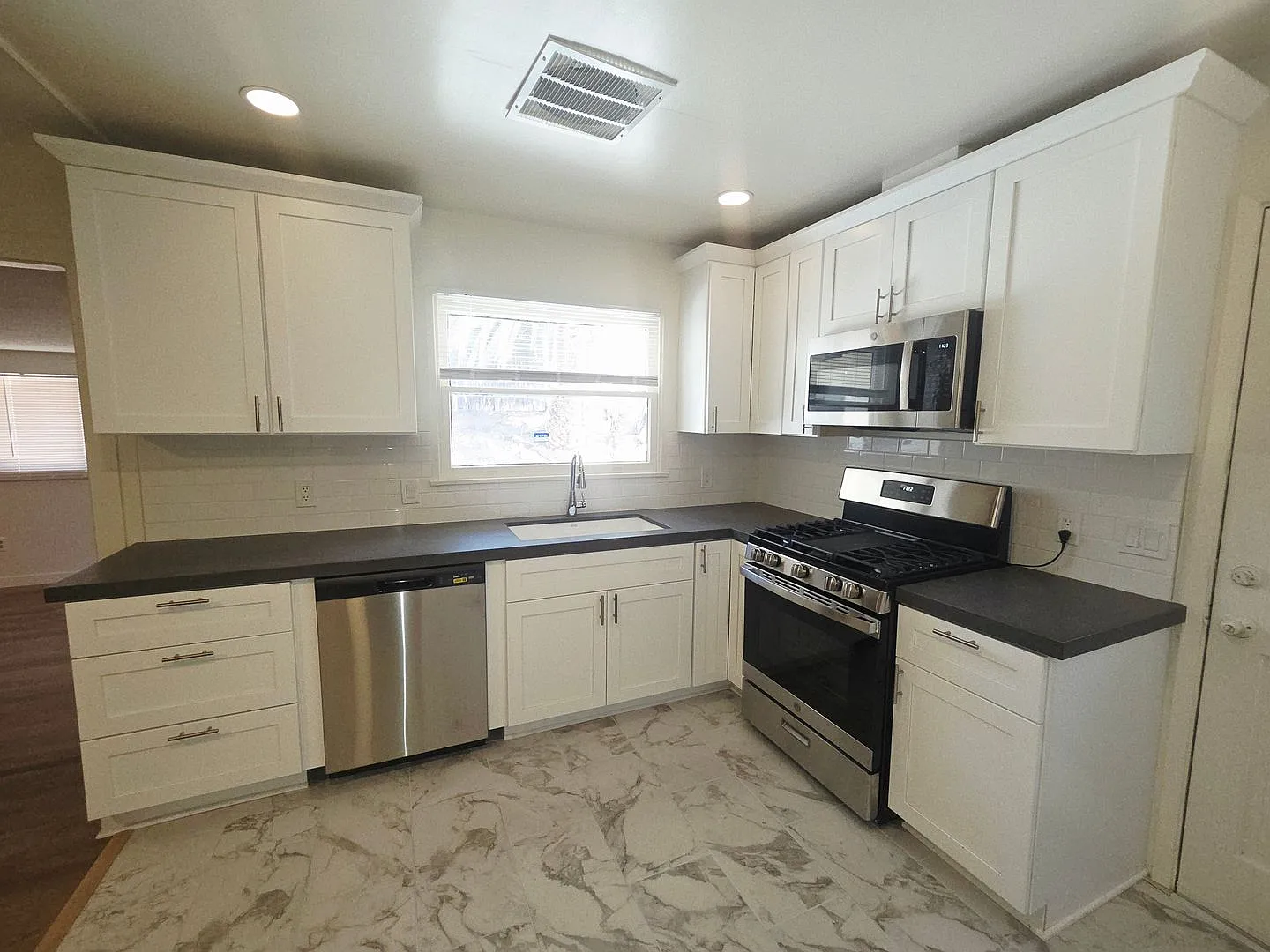 Spacious 4 bed 2 Bath Home Completely Renovated — Photo 3