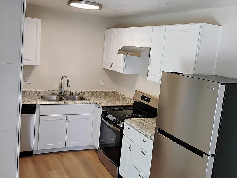 Pine Wild Apartments — Photo 14