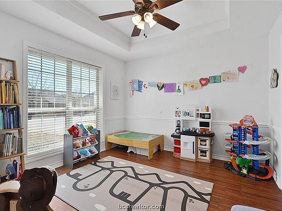 3rd image of 309 Regensburg Ln