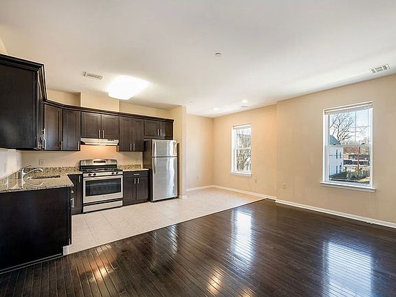 4th image of 92 Willow St Unit 8