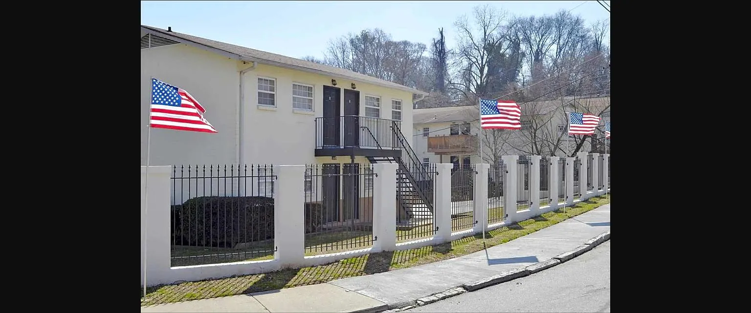 Manor III Apartments — Photo 1