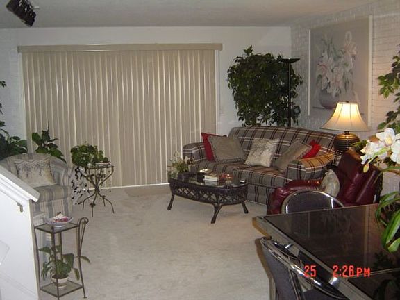 Sparkling livingroom w/dining area
