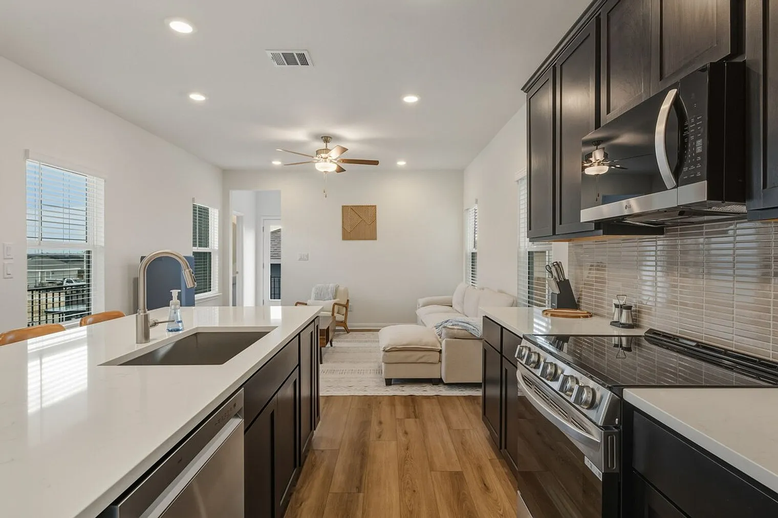 4 bed, 3.5 bath, $6,220 — Photo 2