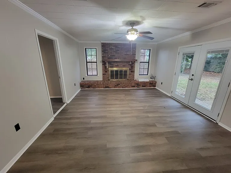 2610 Demaret Dr — Photo 2