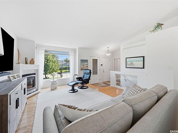 5th image of 418 Bayfield CRESCENT