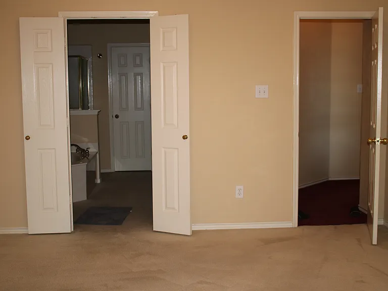 Master 1 entry and connecting bath suite