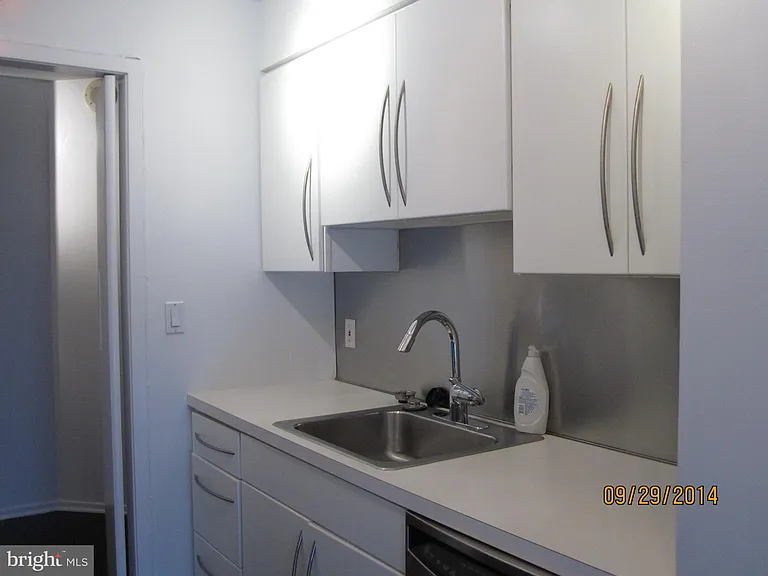 2020 Walnut St #20H — Photo 2