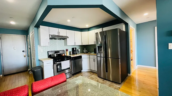 Rented by Project Queens LLC | media 18