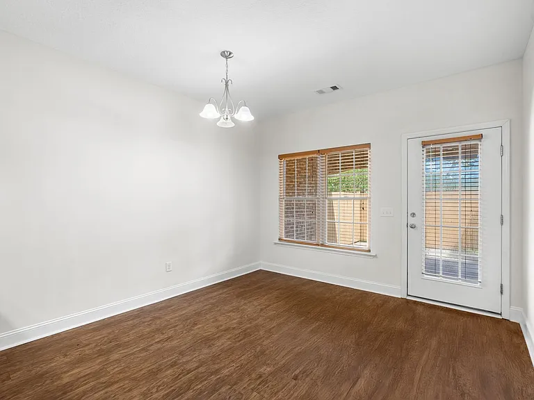 102 Ledbury Cv — Photo 11