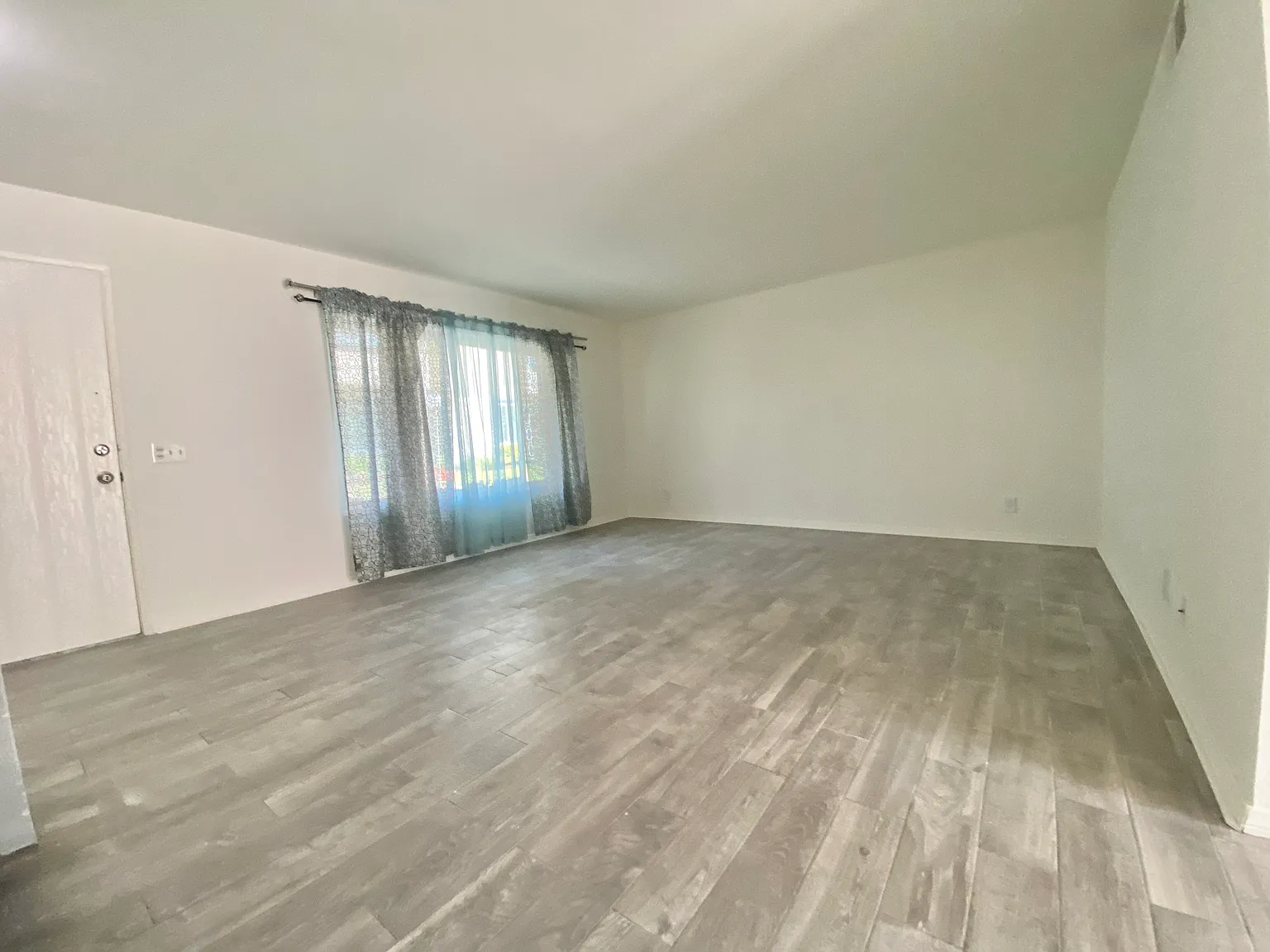 3 bed, 2.5 bath, 1410 sqft, $3,500 — Photo 2