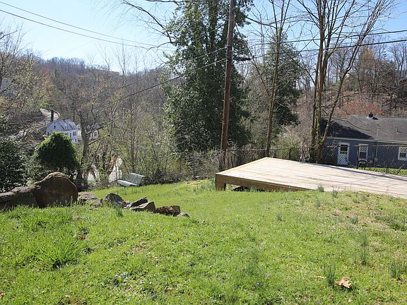 Platform/additional deck (built 2019) - great for entertaining, extra storage, or relaxing