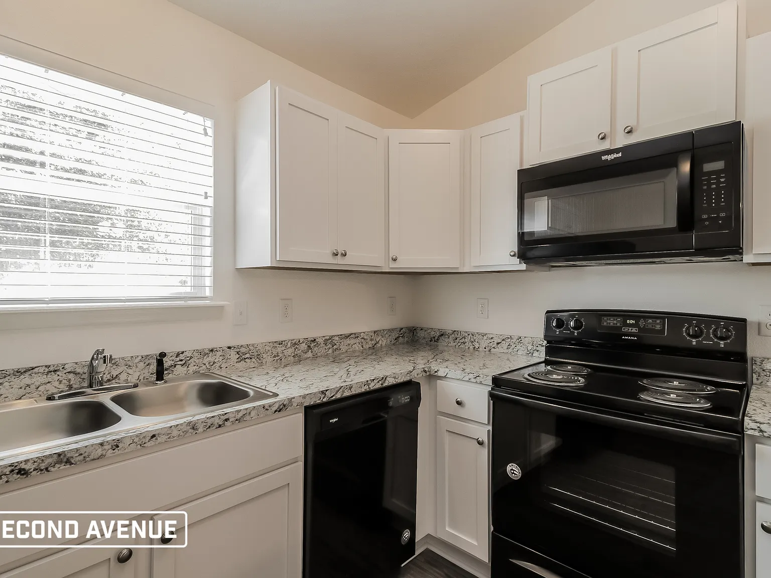 3 bed, 2.0 bath, 1003 sqft, $1,575 — Photo 4