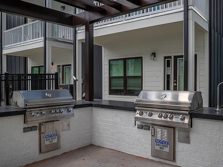 The Flats at Laurel & Pine — Photo 12