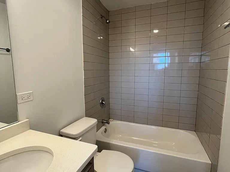 932 W Dakin St #305 — Photo 6