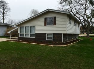 97 Hickory St, Oswego, IL 60543