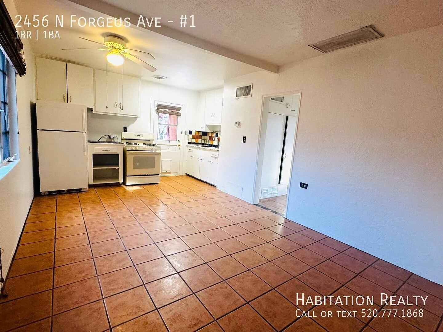 Midtown 1 bed/1 bath house with large, enclosed yard! Available Now!! — Photo 3