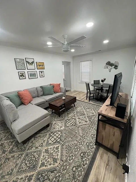916 Poplar Ave — Photo 4