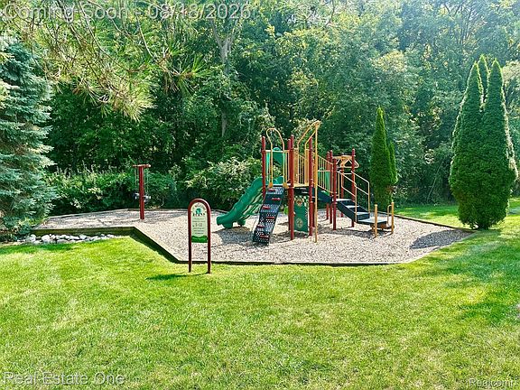5th image of 4576 Berkshire Dr