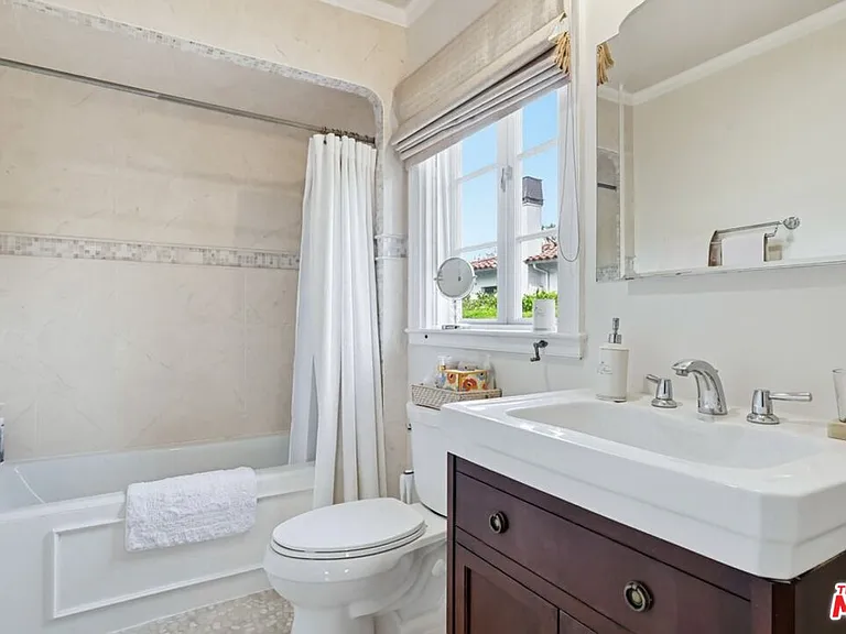 516 S Rimpau Blvd — Photo 58