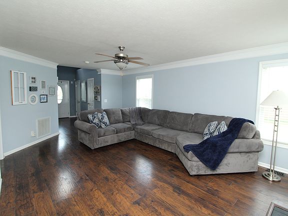 3rd image of 1546 Autumn Dr
