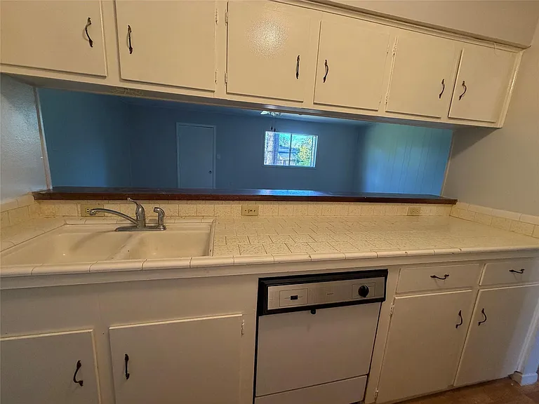3310 Forest Glen St — Photo 9