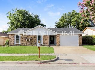 802 Sandalwood Ln, Arlington, TX 76017