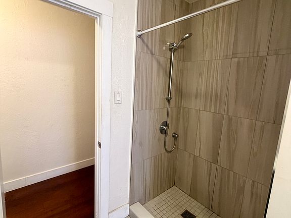 4th image of 627 Hillsborough St #633