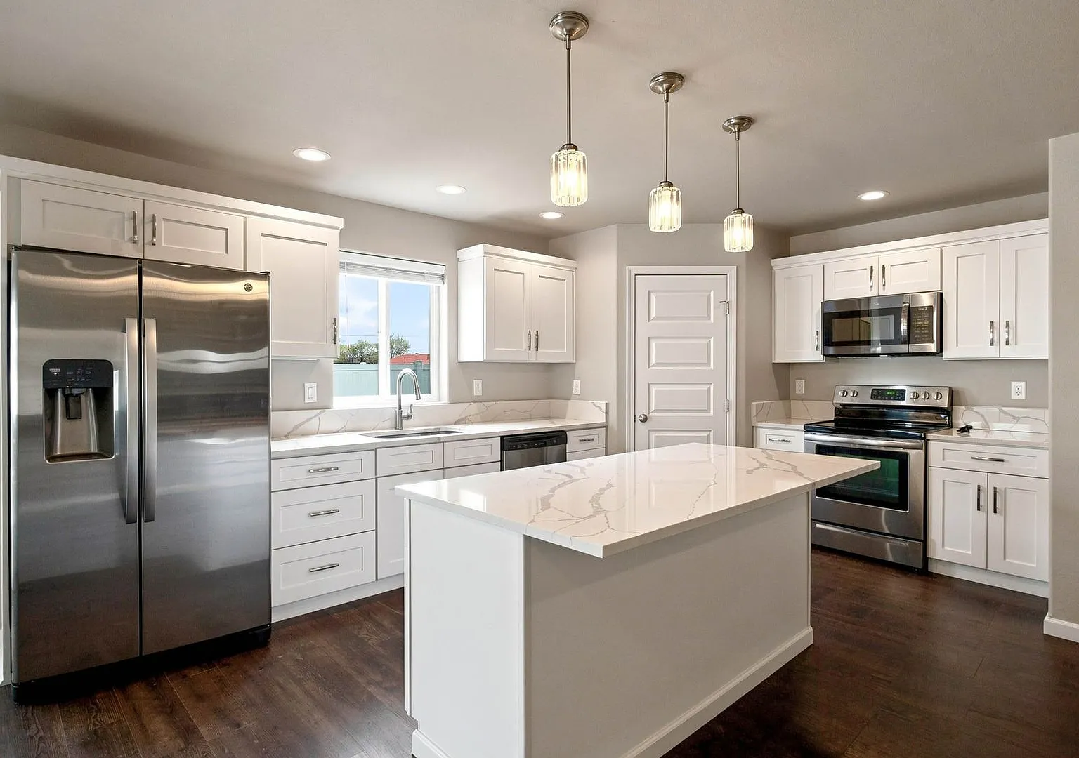 Spacious 3-Bedroom Home with 2-Car Garage — Photo 4